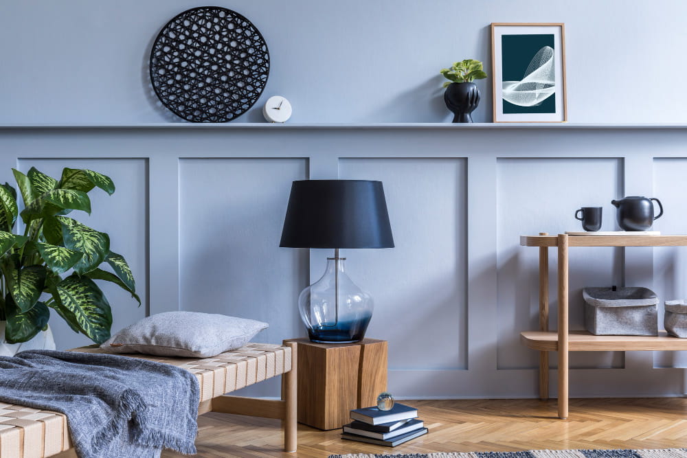 Intérieur moderne et épuré aux tons gris et bois, reflétant les Tendances Déco 2025.