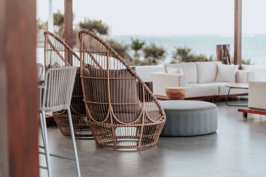 Un salon de jardin élégant sur une terrasse moderne avec vue sur la mer.