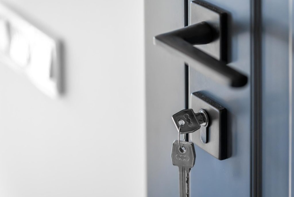 Clés insérées dans une serrure de sécurité moderne, un élément clé influençant le tarif blindage de porte appartement serrurier paris.